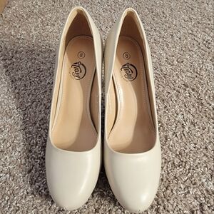 Trary Cream Pumps Size 8